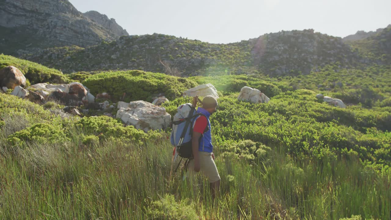 hombre de raza mixta deportivo con pierna protésica caminando