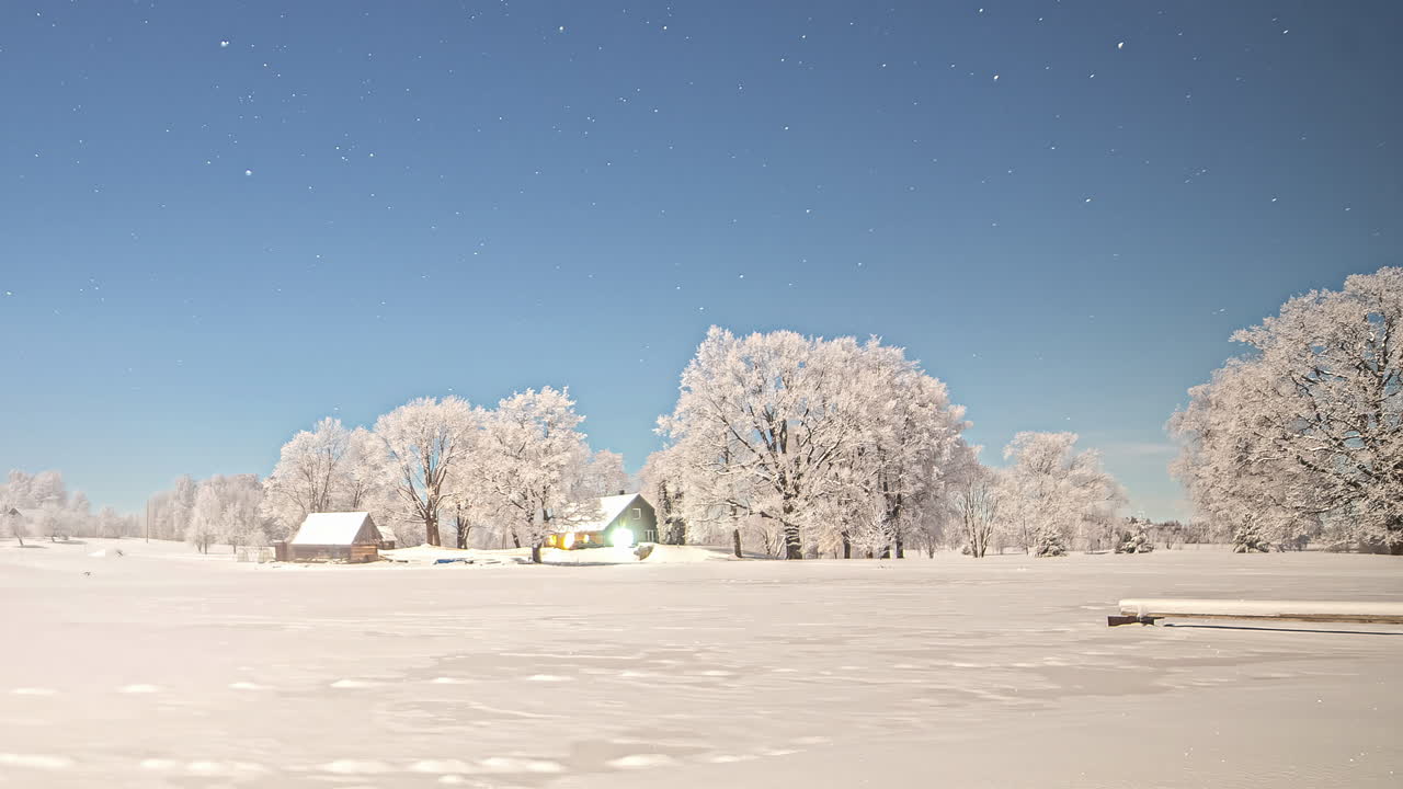 북유럽의 설원에 있는 하늘 조명에 별이 있는 밝은 밤의 저속 촬영 - 밤에 구름이 있는 회색 하늘로 변경 - 눈 덮인 자연 장면