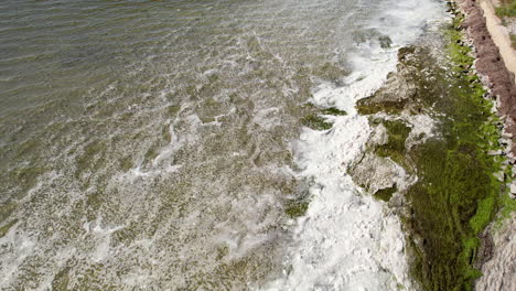 imágenes increíbles de las olas chocando contra la costa, causando una espuma blanca burbujeante en kuznica, pomerania, polonia
