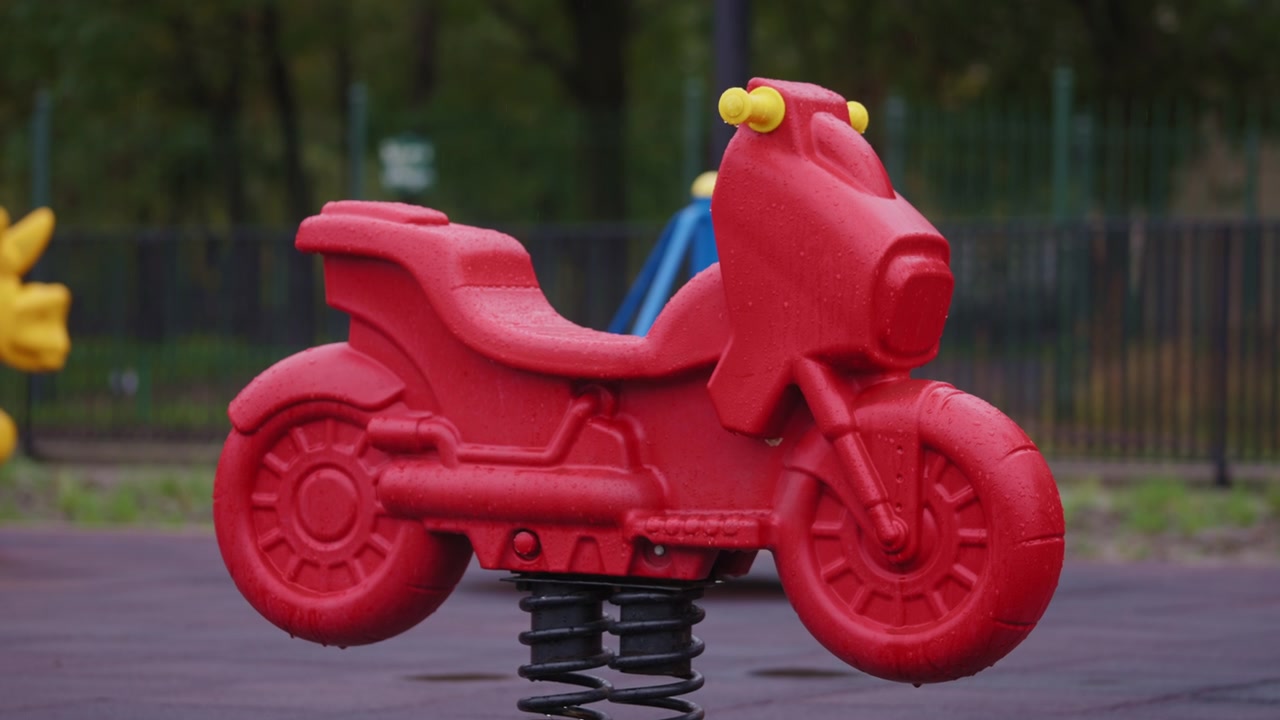 Giocattolo per bambini rosso e bagnato al parco giochi