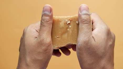 Jaggery-Traditioneller-Rohrzuckerwürfel-Auf-Dem-Tisch