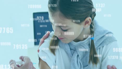 múltiples números cambiantes contra el médico masculino inyectando la vacuna contra la covid-19 en la niña