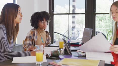 Diverse-Teenager-Freundinnen-Nutzen-Laptop-Und-Lernen-Gemeinsam-Zu-Hause,-Zeitlupe