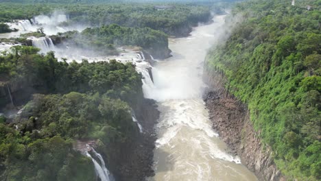 4K-Luftaufnahme-Der-Iguazú-Wasserfälle-Zwischen-Argentinien-Und-Brasilien