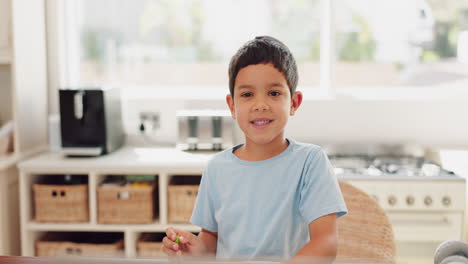 Cara-De-Niño,-Escribiendo-Y-Feliz-En-Casa-En-Línea.