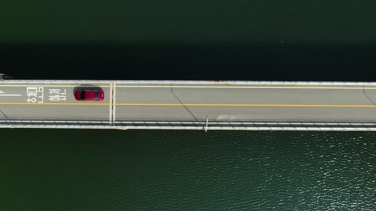 녹색 강에 작은 다리