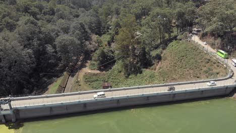 automóviles circulando a través de la presa de presa, munnar, india
