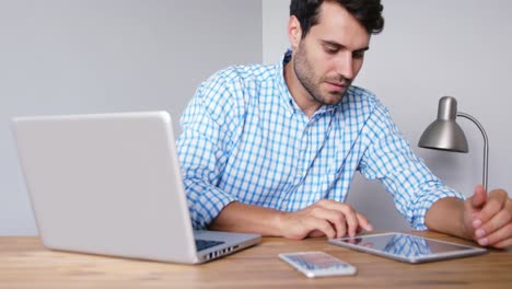 Hombres-Escribiendo-En-El-Teclado-De-La-Computadora-Portátil