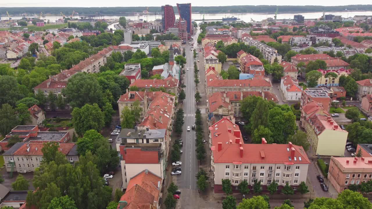 Centrum města Klaipeda s mrakodrapy, letecký pohled