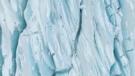 vista aérea de arriba detalles de la superficie del glaciar azul claro, en vattnajokull, islandia - de arriba hacia abajo, toma de dron