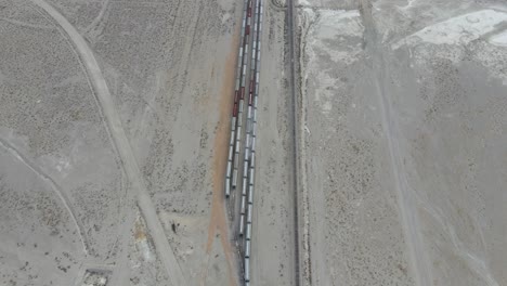 Trenes-Estacionados-En-El-Desierto