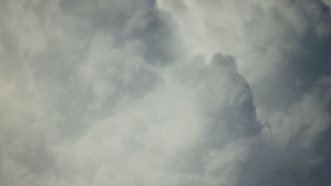 Vídeo-Timelapse-Que-Captura-El-Rápido-Movimiento-De-Oscuras-Nubes-De-Lluvia-En-El-Cielo.