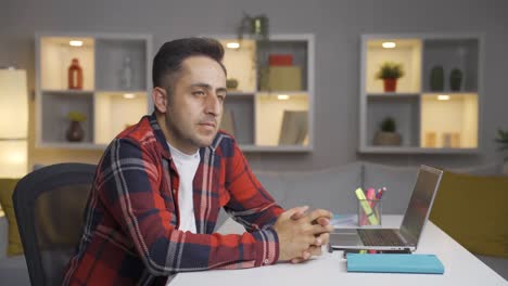anhelando a la familia, el hombre busca la reconciliación y ora.