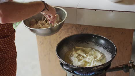 En-Una-Clase-De-Cocina,-Los-Champiñones-Se-Bañan-Expertamente-En-Masa-Y-Chisporrotean-A-La-Perfección-En-Una-Sartén-Caliente.