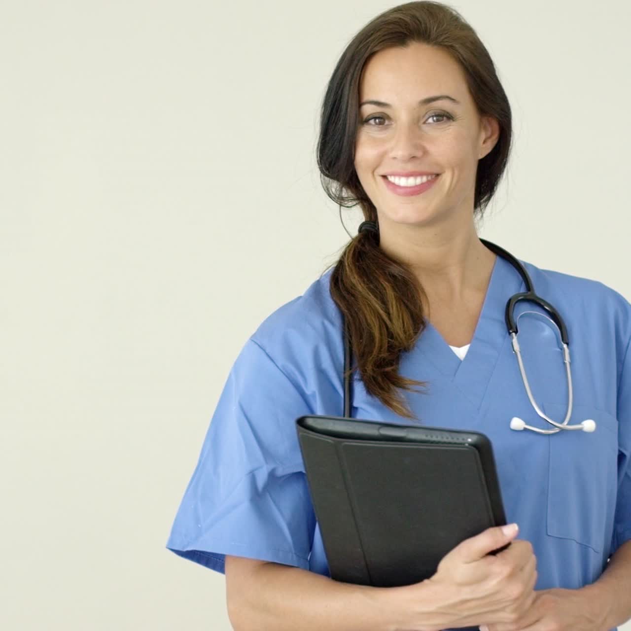 Joven médica sonriente sonríe a la cámara