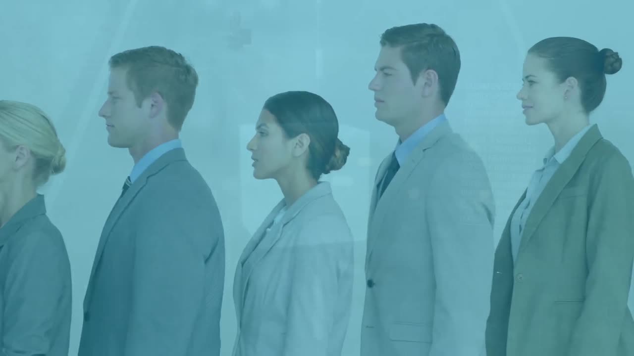 на видео видно, как бизнесмены стоят в очереди.