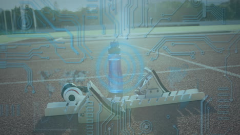 animación del procesamiento de datos digitales sobre la botella de agua por el bloque de salida en la pista de carreras