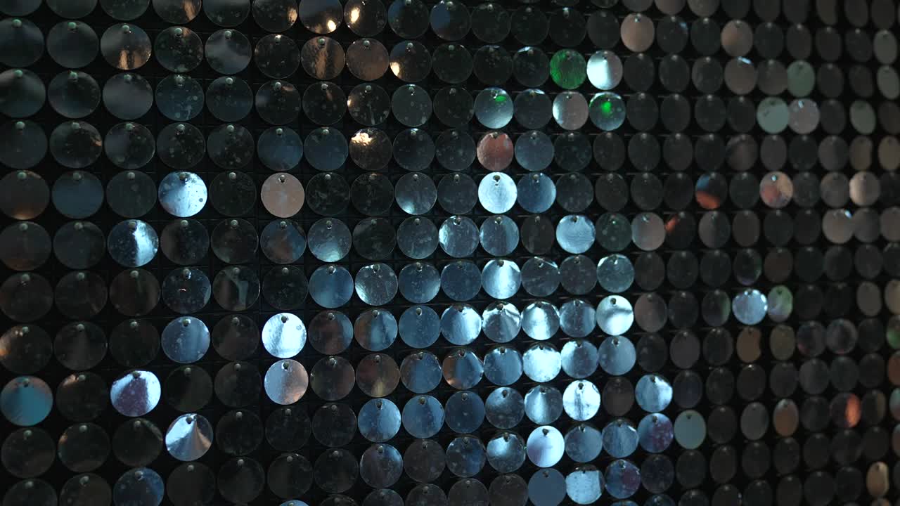 reflector wall flowing in wind