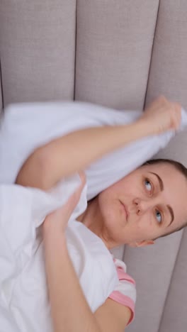 mujer durmiendo en la cama