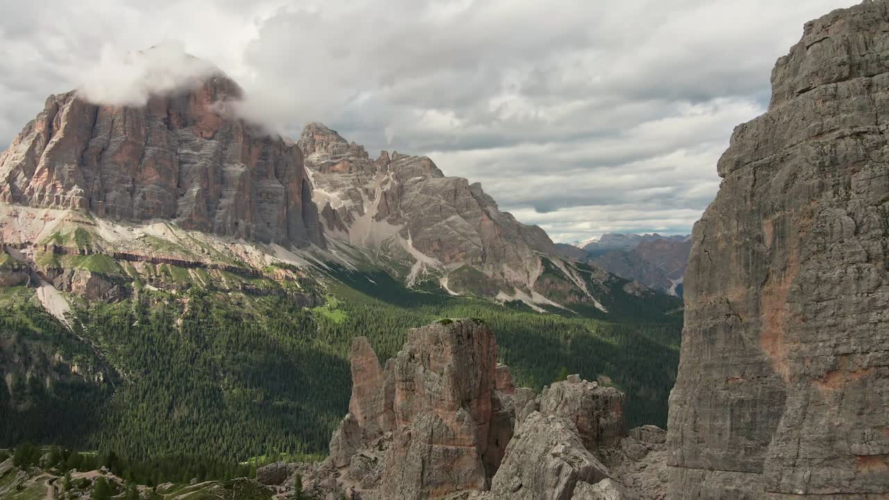vista desde un avión no tripulado de cinque torri en los dolomitas: picos impresionantes y paisajes impresionantes