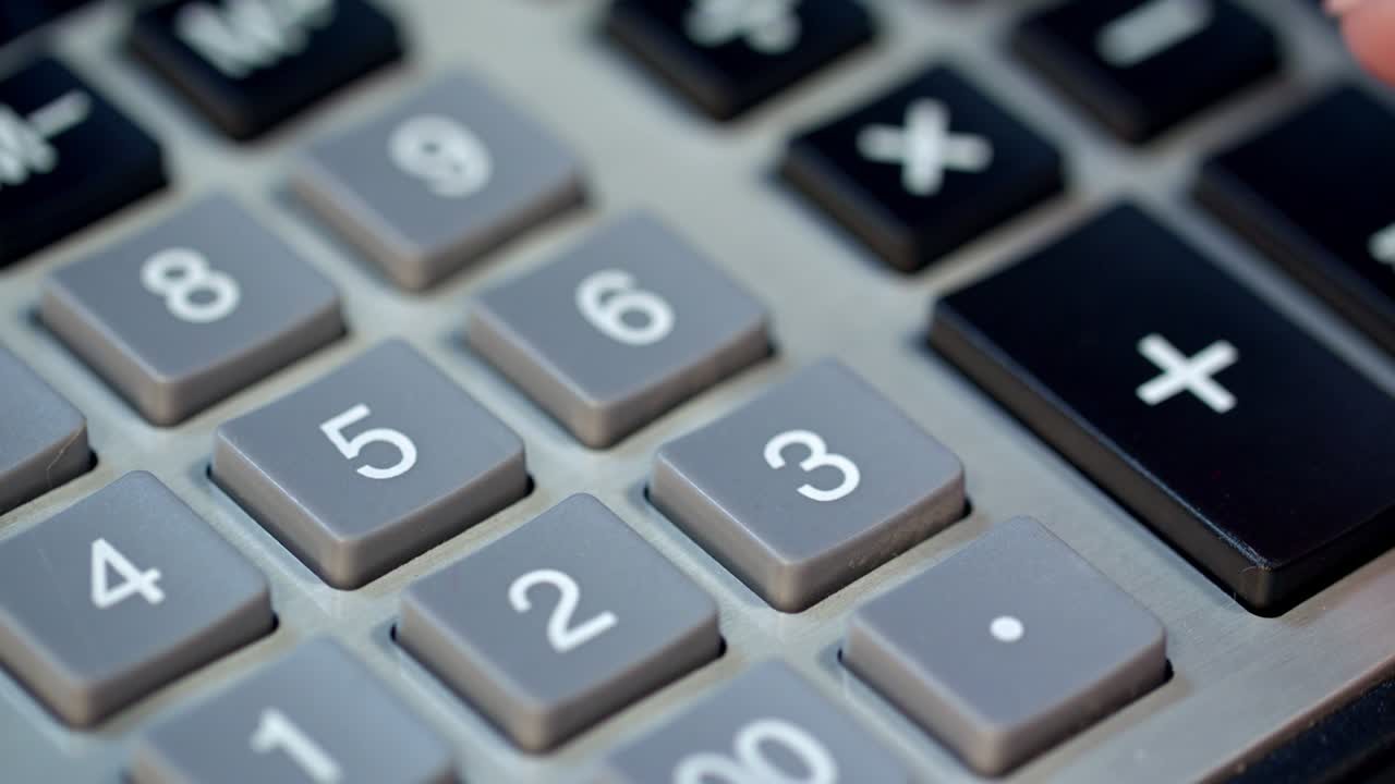 primer plano de la mano de la mujer usando la calculadora. calcular el dinero ganancia en la calculadora