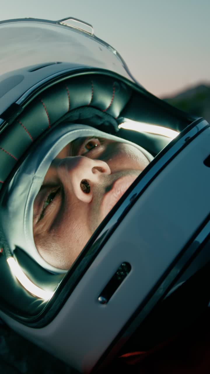 헬을 입은 우주 비행사가 새로 생긴 무인 행성에서 밤에 잠을 자고 있습니다.