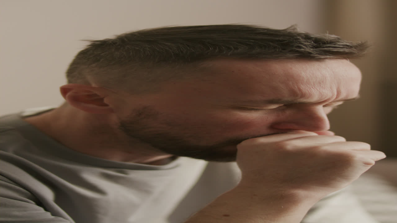 Close-up de homem tossindo devido a doença