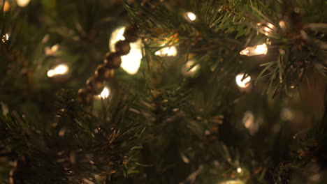 luces de árbol de navidad en un abstracto primer plano, bokeh, movimiento deslizante, de derecha a izquierda