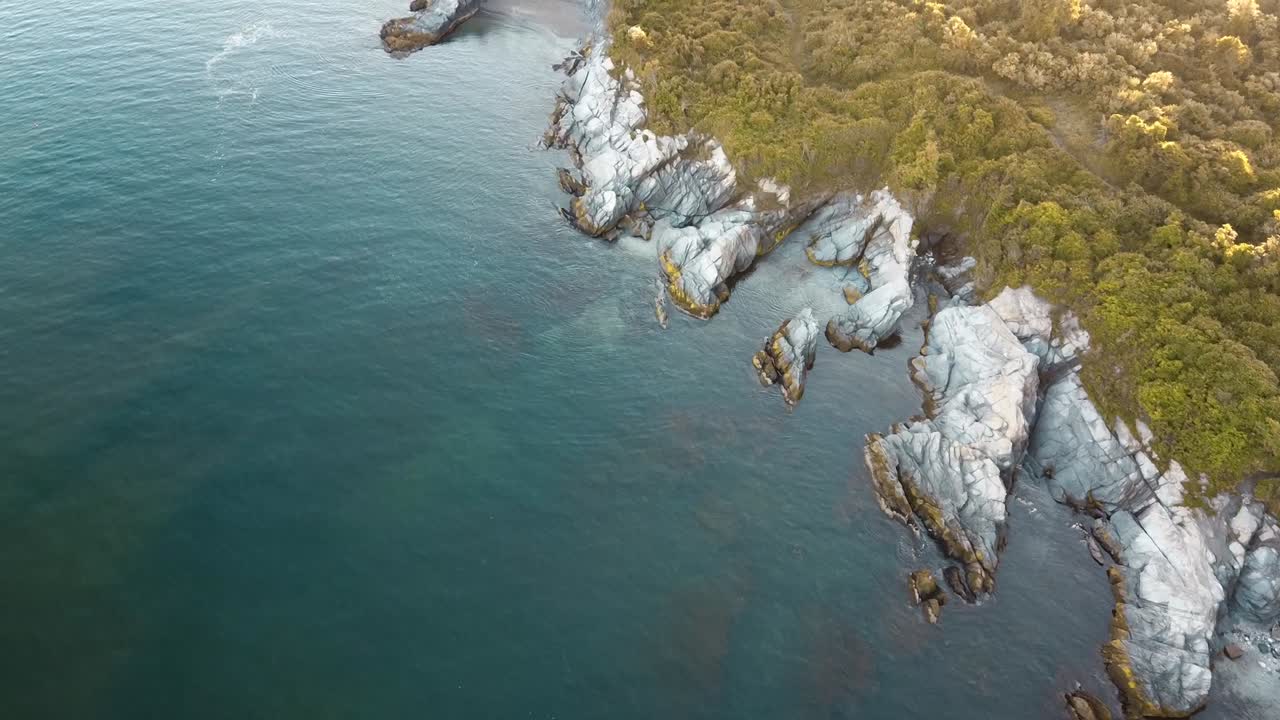 vista aérea de los acantilados rocosos de jamestown rhode island