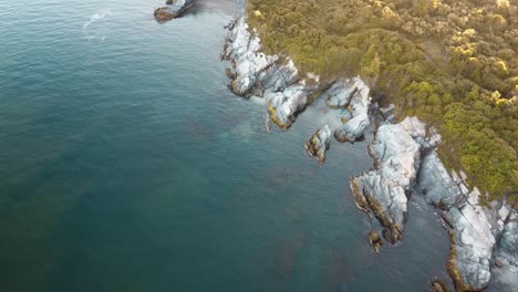 vista aérea de los acantilados rocosos de jamestown rhode island