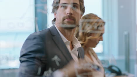 personas de negocios creativas escribiendo ideas en una pizarra de vidrio líder de equipo hombre haciendo lluvia de ideas con colegas trabajando en una solución discutiendo estrategia trabajo en equipo en la oficina reuniéndose a través de vidrio 4k