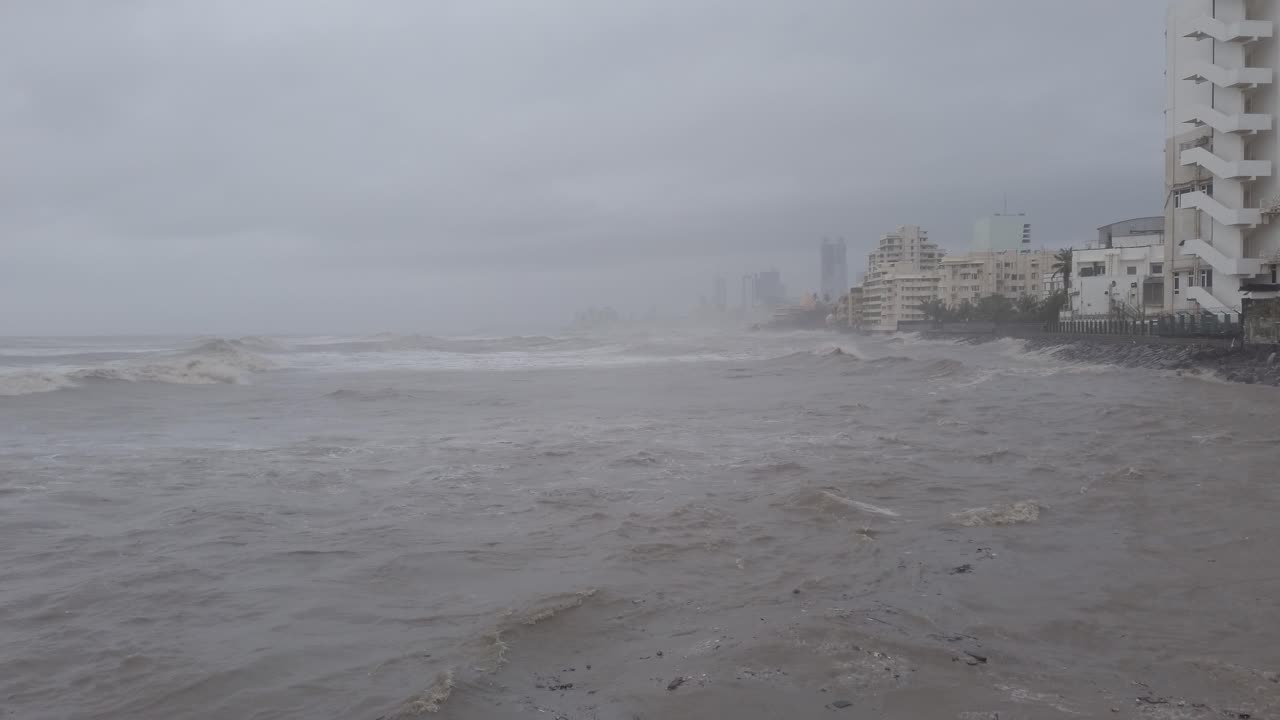 Large waves crashing against the Mumbai coast