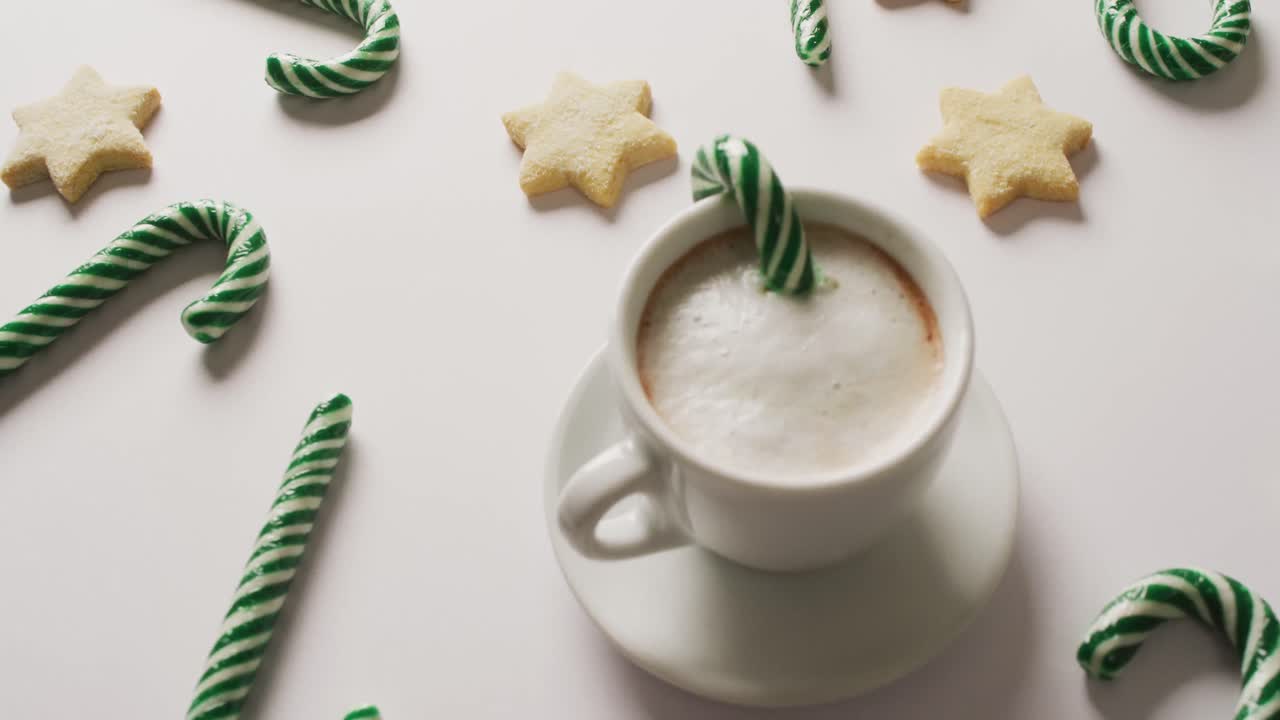 녹색 크리스마스 막대기 와  ⁇ 색 배경 에 있는 커피 한 잔 의 비디오