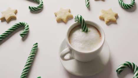 video de los bastones verdes de navidad y una taza de café sobre un fondo blanco