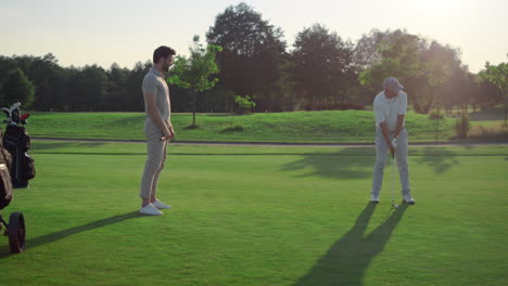 El-Equipo-De-Golf-Practica-Deporte-En-El-Campo.-Grupo-De-Golf-Practicando-Golpes-En-El-Club-De-Campo.