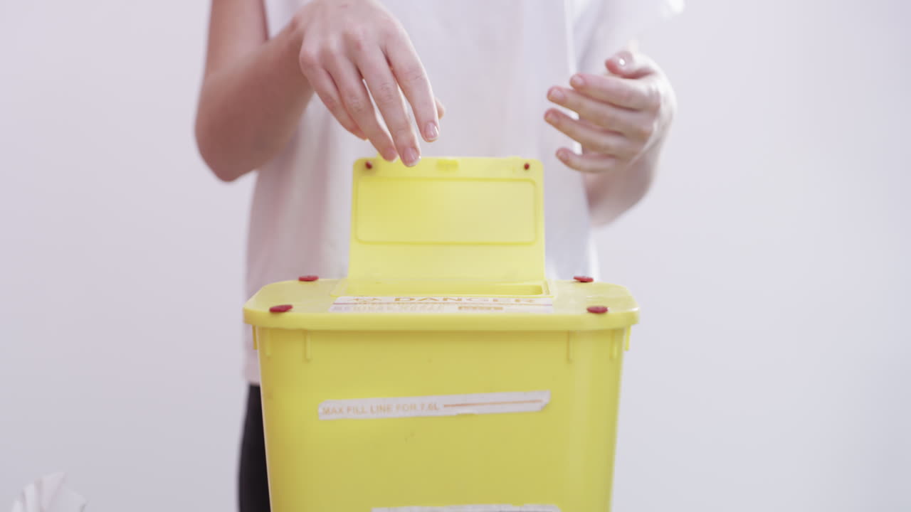 장갑을 끼고 있는 알아볼 수 없는 여자