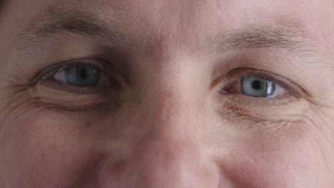 hombre de cerca ojos azules mirando parpadeando feliz hombre caucásico vista sana satisfacción