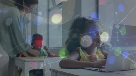 animación de la red de conexiones sobre la niña afroamericana que usa la tableta en la escuela