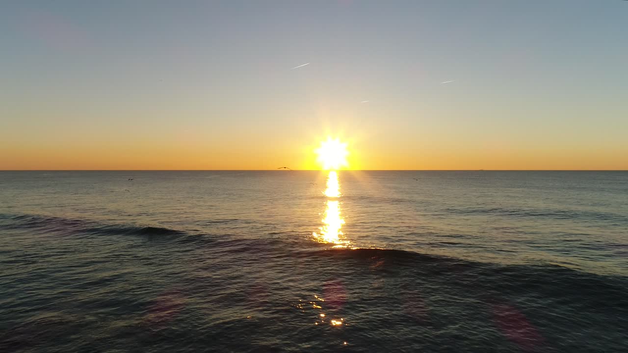 바다 위의 환상적인 자연적인 큰 일몰. 저녁, 황혼. 4k