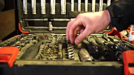 mecánico reparando alguna parte de un motor en un taller de reparación de automóviles