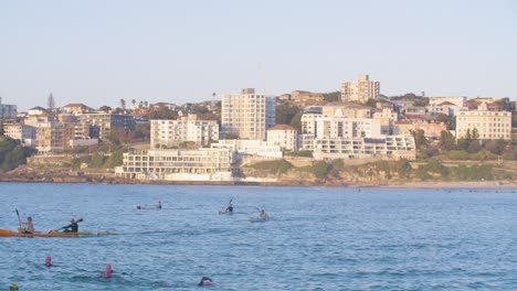 Gente-Fuera-De-La-Vida---Disfrutando-De-La-Naturaleza-En-La-Bahía-De-Bondi-Del-Norte,-Australia