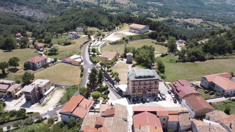 Vista-Aérea-Sobre-Pietraroja,-Un-Pueblo-Italiano-En-Lo-Alto-De-Una-Colina,-En-Los-Apeninos