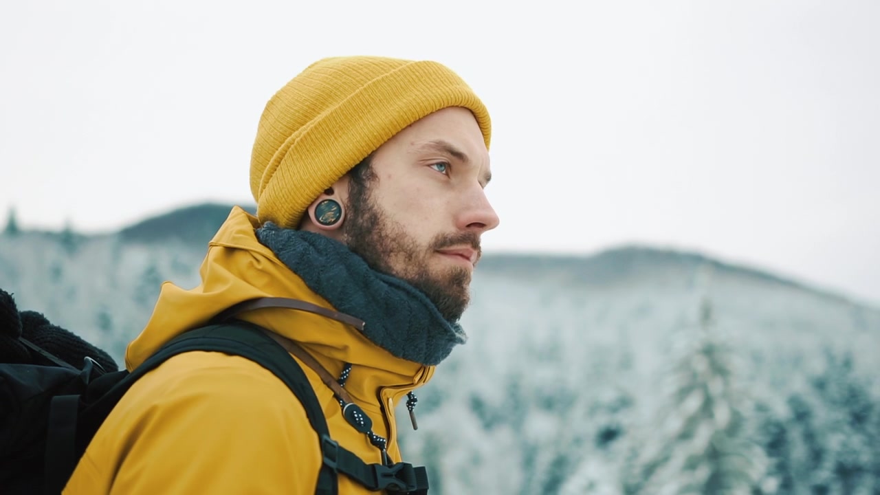 Uomo che fa escursionismo tra le montagne innevate