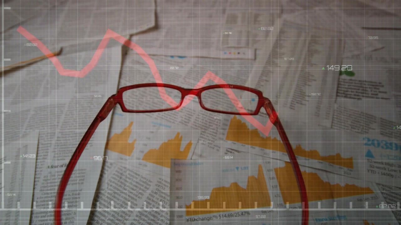 Červené brýle se objevují nad oranžovými finančními sloupci, graf s červenou čarou prochází mřížkovými značkami a zobrazuje data.