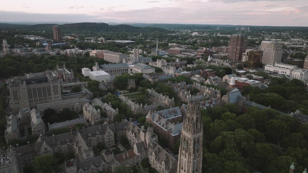 Università di Yale in una giornata nuvolosa. Scattata nell'estate del 2026.