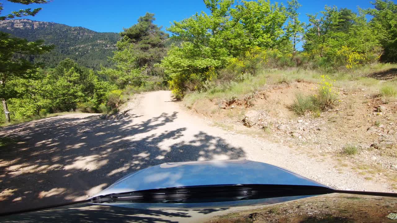 비포장 도로에서 좌회전하는 자동차