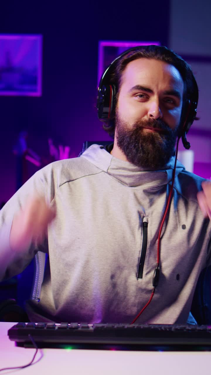 Video verticale: giocatore felice e soddisfatto dopo aver vinto un match in un videogioco multiplayer mentre gioca con gli amici