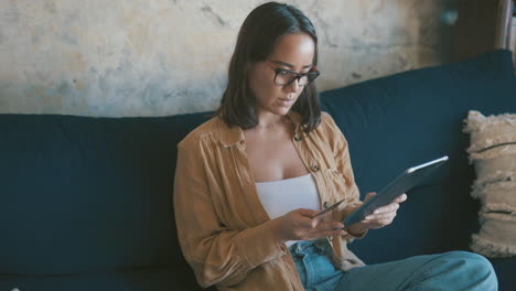 Eine-Junge-Frau-Kauft-Online-Mit-Ihrem-Tablet-Ein