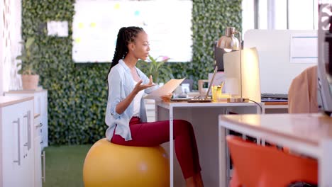 Feliz-Mujer-De-Negocios-Afroamericana-Casual-Haciendo-Videollamadas-Usando-Una-Computadora-Portátil-En-La-Oficina,-Cámara-Lenta