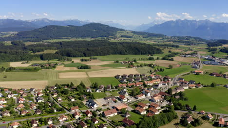 el tranquilo y apacible pueblo de forel rodeado de exuberantes campos y prados en vaud, suiza - drone aéreo